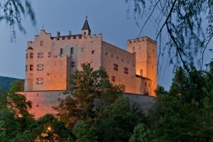 V oblasti Bruneck, která je asi 16 kilometrů od Kronplatzu, proměnilo studio EM2 středověký hrad v moderní expozici zasvěcenou horským národům.