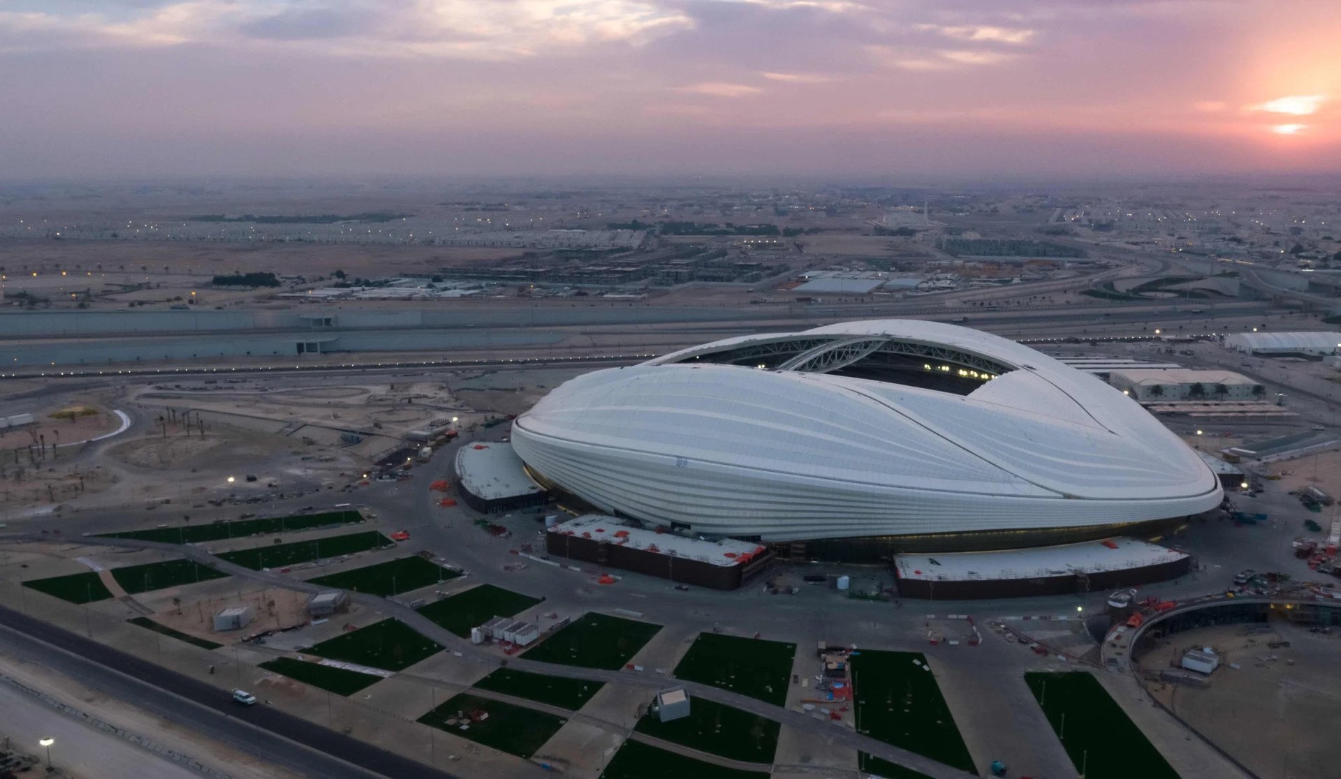 Tím nejdiskutovanějším stadionem katarského mistrovství nejen v rámci architektonické komunity je bezesporu fotbalový stánek Al Janoub. Za jeho návrhem totiž stojí Zaha Hadid, která jej vypracovala ještě před svým náhlým úmrtím v roce 2016. Na projektu se podílela také kancelář AECOM.