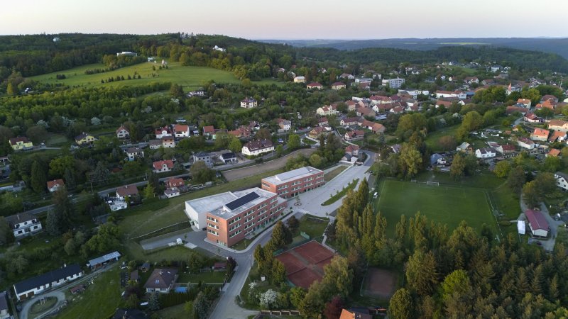 Škola vznikla na louce hned vedle fotbalového hřiště. Od autobusové zastávky je vzdálena pouze 250 metrů, 400 metrů od náměstí. Zároveň její poloha přímo vybízí k vycházkám do přírody, cesta k nejbližšímu lesu trvá jenom několik minut. (ZŠ bratří Fričů v Ondřejově; ATELIER 6)