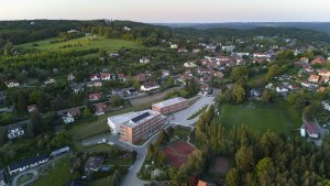 Škola vznikla na louce hned vedle fotbalového hřiště. Od autobusové zastávky je vzdálena pouze 250 metrů, 400 metrů od náměstí. Zároveň její poloha přímo vybízí k vycházkám do přírody, cesta k nejbližšímu lesu trvá jenom několik minut. (ZŠ bratří Fričů v Ondřejově; ATELIER 6)