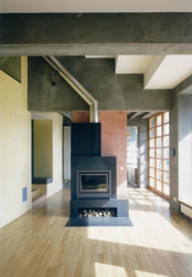 Barevnost původní výmalby měla jednoduchou logiku: žlutě plochy rovnoběžné s ulicí, šedě ty kolmo a červeně jsou zvýrazněny vestavěné kusy