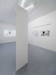 Od 15. března do 4. května 2024 probíhá v galerii VI PER výstava s názvem Čí je to problém? Bezdomovectví mezi Prahou a New Yorkem.