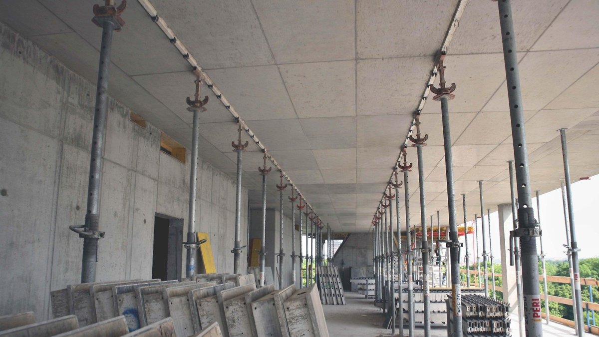 Panelové stropní bednění SKYDECK v kancelářské budově Crystal v Praze