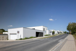 Pohled na řadové domy (Obytný soubor Dolina v Lysolajích, knesl kynčl architekti)