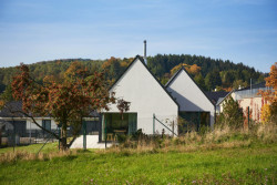 Rekreační dům, Modulora: Domy jsou propojené vnitřní chodbou, obytná část se otvírá do zahrady