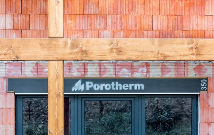 Hrubá stavba rodinného domu, na kterém byly použité cihly Porotherm T Profi od wienerbergeru.