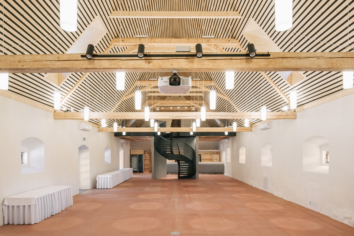 1:1 architekti zrekonstruovali bývalý špejchar historického statku v Benicích u Chrášťan. Sýpka nově slouží jako multifunkční sál