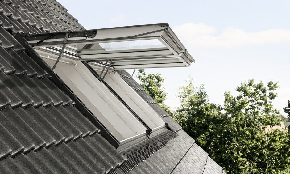 Elektricky ovládané výklopně-kyvné střešní okno VELUX INTEGRA ® GPU.