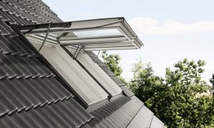 Elektricky ovládané výklopně-kyvné střešní okno VELUX INTEGRA ® GPU.