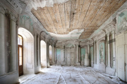 Restaurování nástěnných maleb v hlavním sále zámku Zdislavice - před restaurováním