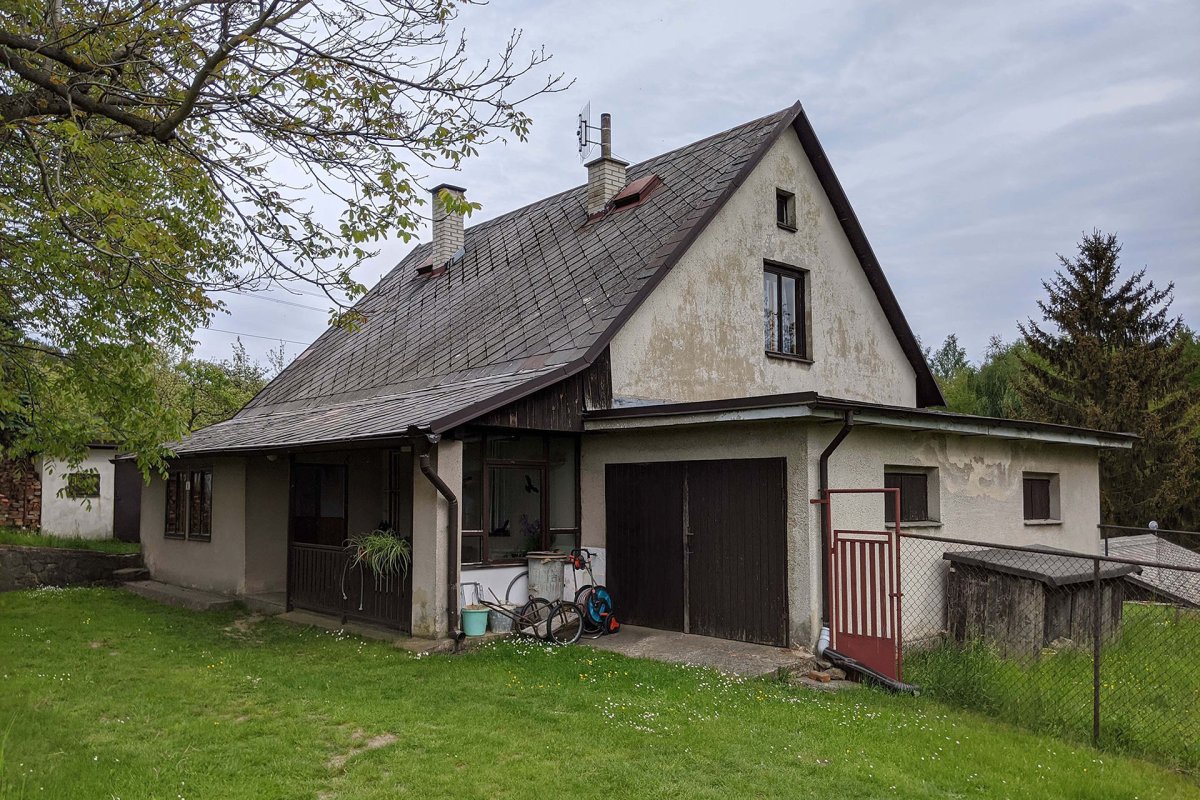 Takto stavba vypadala před zásahem ateliéru SP-AM. (Rodinný dům v Dehtárech, SP-AM)