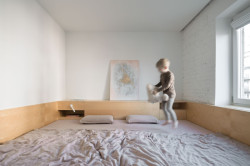 V ložnici našla uplatnění nadstandardně velká postel. ("Open space" byt v Hodoníně od Atel!er)