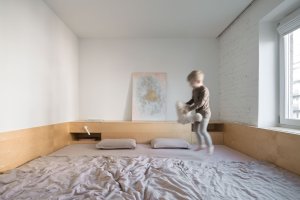 V ložnici našla uplatnění nadstandardně velká postel. ("Open space" byt v Hodoníně od Atel!er)