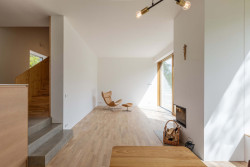 Hlavní obytná část se nachází v přízemí domu. (Rodinný dům v Dehtárech, SP-AM)