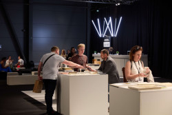 Výstava udržitelných materiálů WISE HABIT lákala návštěvníky.