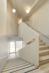 Ateliér xystudio navrhl nízkouhlíková a nízkoenergetická mateřskou školu v Polsku. Vyjímá se netradiční žlutou konstrukcí