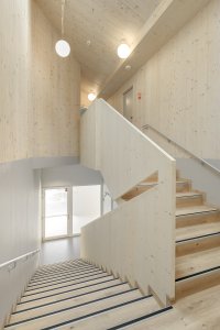 Ateliér xystudio navrhl nízkouhlíková a nízkoenergetická mateřskou školu v Polsku. Vyjímá se netradiční žlutou konstrukcí