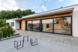 Ateliér LIPROJEKT s.r.o. zrealizoval rodinný dům obklopený zelení a výhledem do údolí.