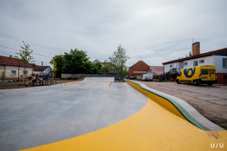 Skatepark Jeneč, U/U studio: Skatepark je proveden z hladkého železobetonu, po kterém kolečka krásně a tiše sviští