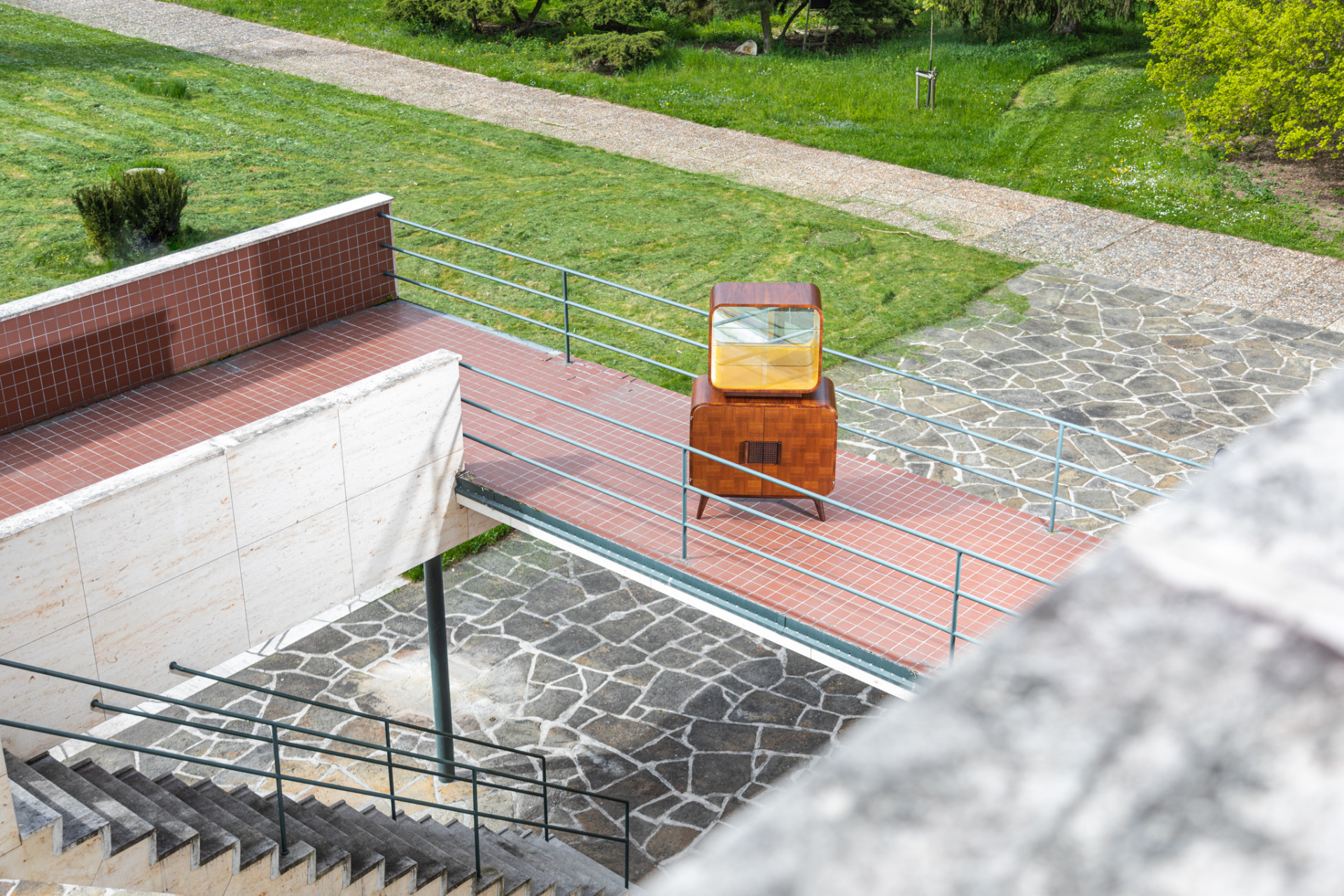 Od 8. 6. do 31. 8. 2023 bude Volmanova vila v Čelákovicích hostit výstavu českého designéry Jindřicha Halabaly