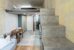 Vršovická dvojčata, Studio Reaktor: Oba byty mají velmi podobné dispozice, hlavním rozdílem je poloha koupelny