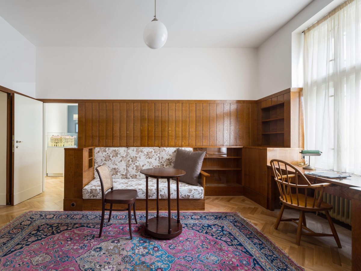 Restaurátoři dále provedli například složitou opravu makasarové podlahy velké obytné haly, prostoru kuchyně a přípravny, pokojů manželů Semlerových, dětských pokojů, horní haly atd.