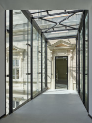 Můstek současně funguje jako vyhlídka do přilehlých ulic a veřejného prostoru. (Interaktivním centru pohádek a animace OKO v Bílsko-Bělé v Polsku, Nizio Design International)