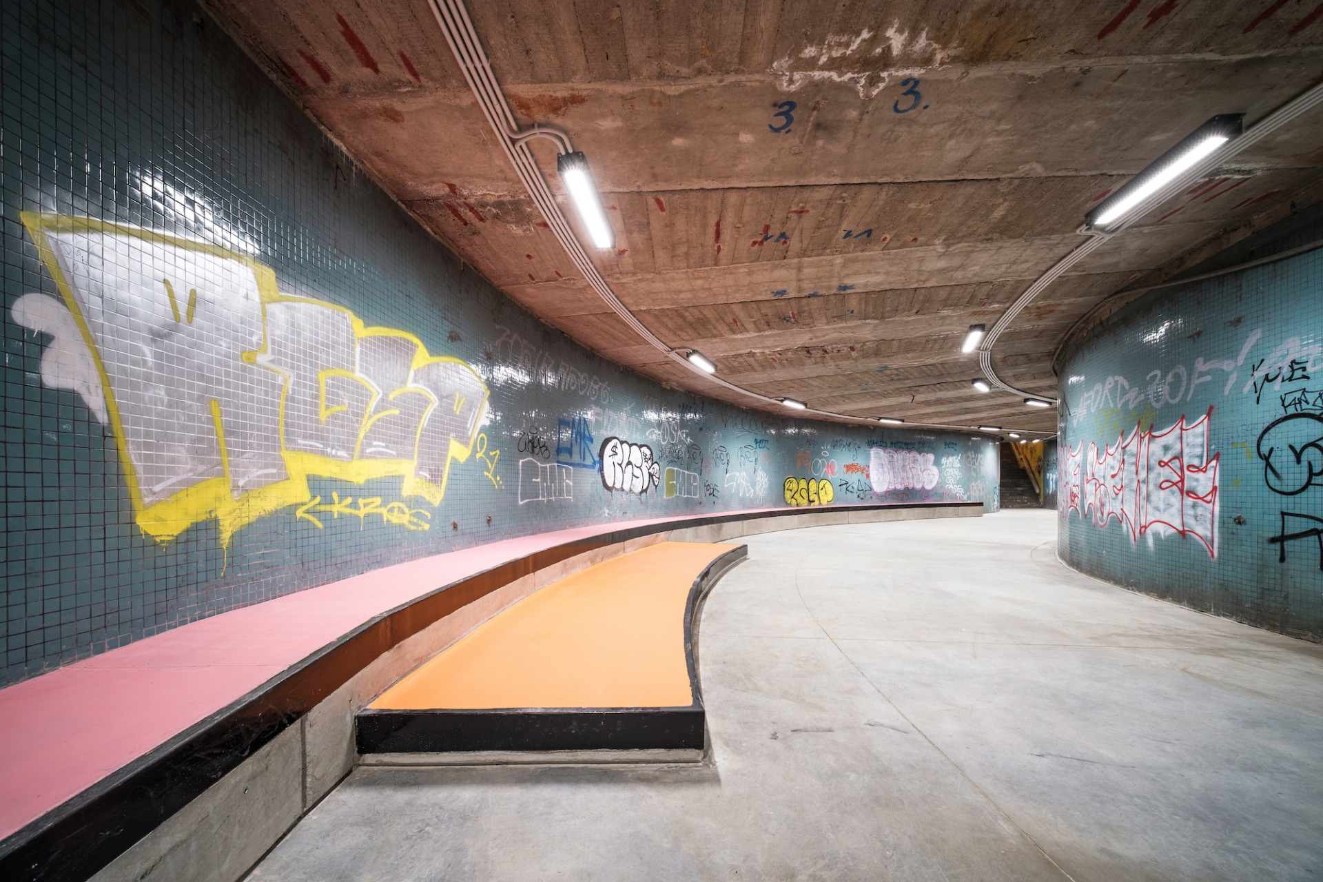 Podchod u metra Vltavská se proměnil na outdoorové sportoviště