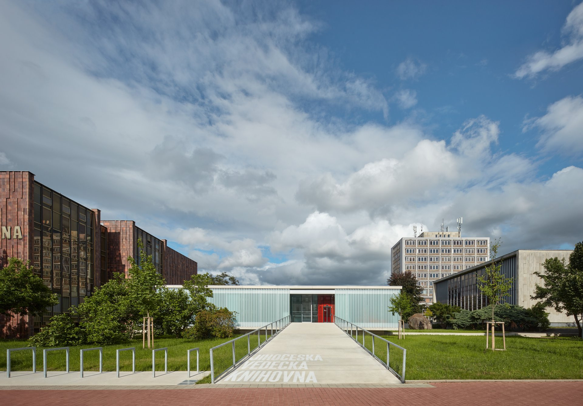 Dostavba Jihočeské vědecké knihovny v Českých Budějovicích od Kuba & Pilař architekti