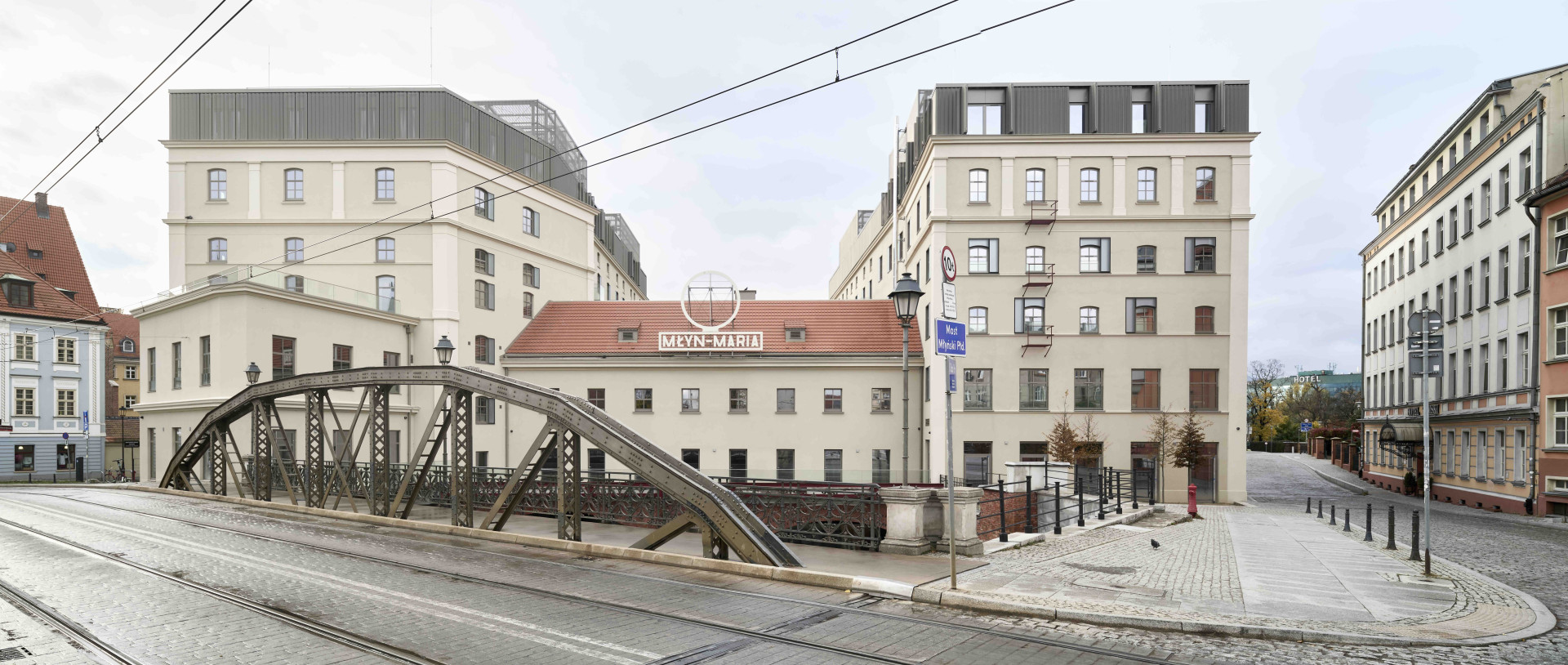 Studio Maćków proměnilo starý polský mlýn Maria. Nově se zde nachází 120 bytů.