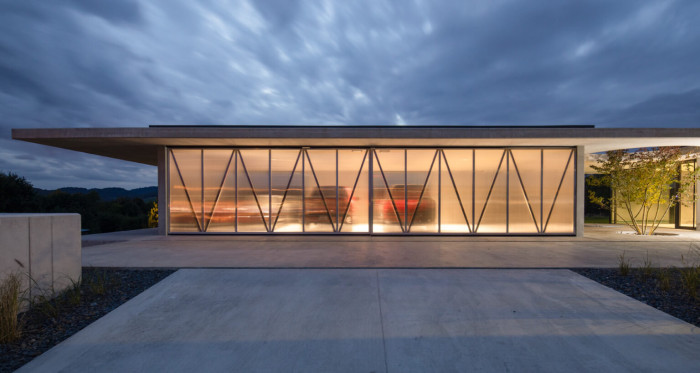 Garážové stání pro čtyři automobily (Rodinný dům v Novém Jičíně – Žilině; Kamil Mrva Architects)