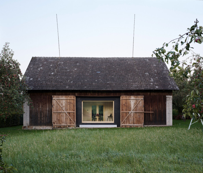 Stará stodola se změnila na bydlení. (Krabice ve stodole; Facha architekti)