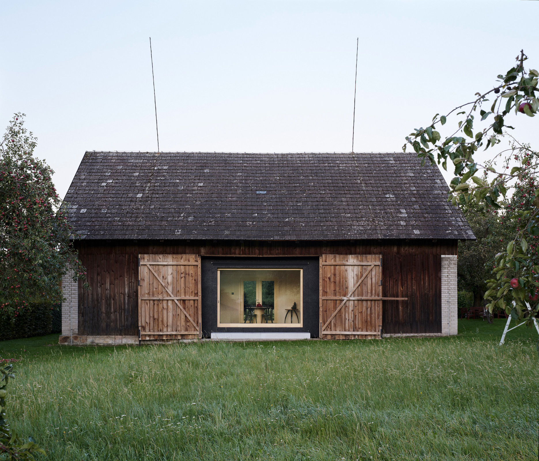 Stará stodola se změnila na bydlení. (Krabice ve stodole; Facha architekti)