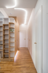 V bytě se díky vysokým stropům nachází dostatek úložného prostoru. (Byt v Karlíně; momentura)