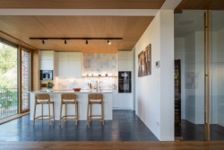 Kuchyně je o tři schody výš než obývák. (Dům v Olešku, AbtSmolen)