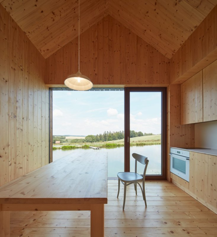Ocenění Finalista získala chata u rybníka od studia Atelier 111 Architekti