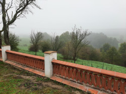 Cihelné zídky postavené z tradičních cihel z Cihelny Kadaň vytváří reprezentativní vstupní prostor, ladící s architekturou domu.