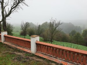 Cihelné zídky postavené z tradičních cihel z Cihelny Kadaň vytváří reprezentativní vstupní prostor, ladící s architekturou domu.