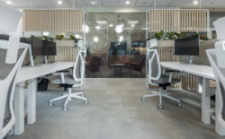 V open space zvolili architekti od LD Seating kancelářské židle Leaf.