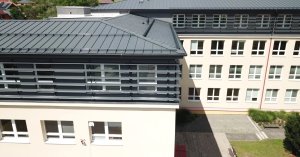 Nástavba základní školy Vidče vyřešila nedostatek prostor pro výuku. Pracuje s kontrastem mezi tmavou současnou vrstvou a původní světlou fasádou z 80. let.