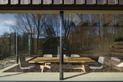 A pohled zvenku dovnitř (Chata na Šumavě, ateliér Markéty Cajthamlové)