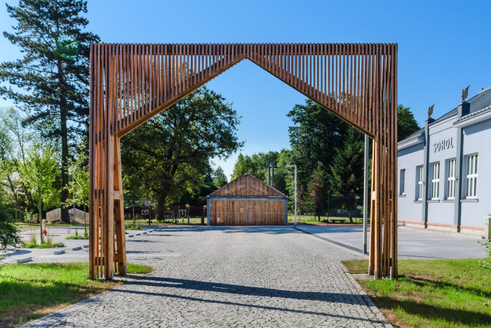 Nová vstupní brána symbolicky definuje novou náves. (Příšovická náves, atakarchitekti)