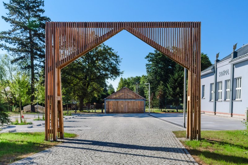 Nová vstupní brána symbolicky definuje novou náves. (Příšovická náves, atakarchitekti)