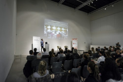 Glenn DeRoche během své přednášky v centru DOX