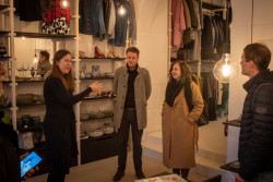 V obchodě. Zleva ředitelka nadace Veronica Helena Továrková a architekt Martin Doležel. (Interiér dobročinného obchodu Nadace Veronica; studenti FA VUT)