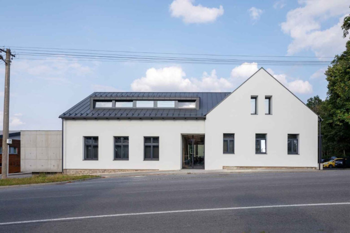 Rekonstrukce s dostavbou prodejny Hruška v obci Trojanovice (Kamil Mrva Architects; dodavatel E B stavební společnost)