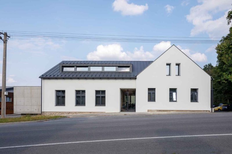 Rekonstrukce s dostavbou prodejny Hruška v obci Trojanovice (Kamil Mrva Architects; dodavatel E B stavební společnost)