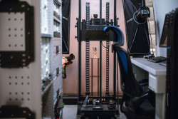 Mobilní digitalizační stanice Archa III vyslaná na Ukrajinu umožňuje přímo v terénu vytvářet detailní 3D záznamy ohrožených památek a sbírkových předmětů. (Archa III; Národní muzeum)