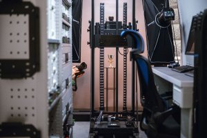 Mobilní digitalizační stanice Archa III vyslaná na Ukrajinu umožňuje přímo v terénu vytvářet detailní 3D záznamy ohrožených památek a sbírkových předmětů. (Archa III; Národní muzeum)
