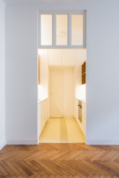 Z obývacího pokoje se vstupuje do kuchyně. (Rekonstrukce bytu v Praze, BY architects)